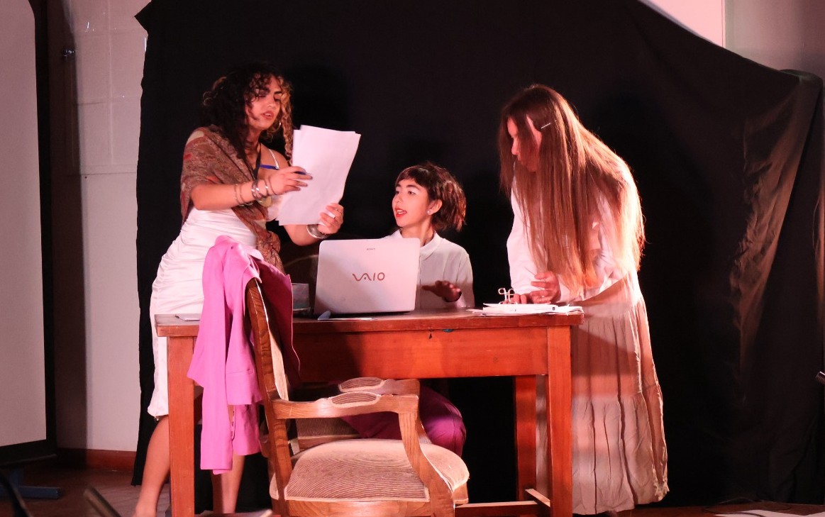 La obra El Discurso llegó a la UMCE para acercar las matemáticas desde el teatro y visibilizar el legado de mujeres matemáticas.