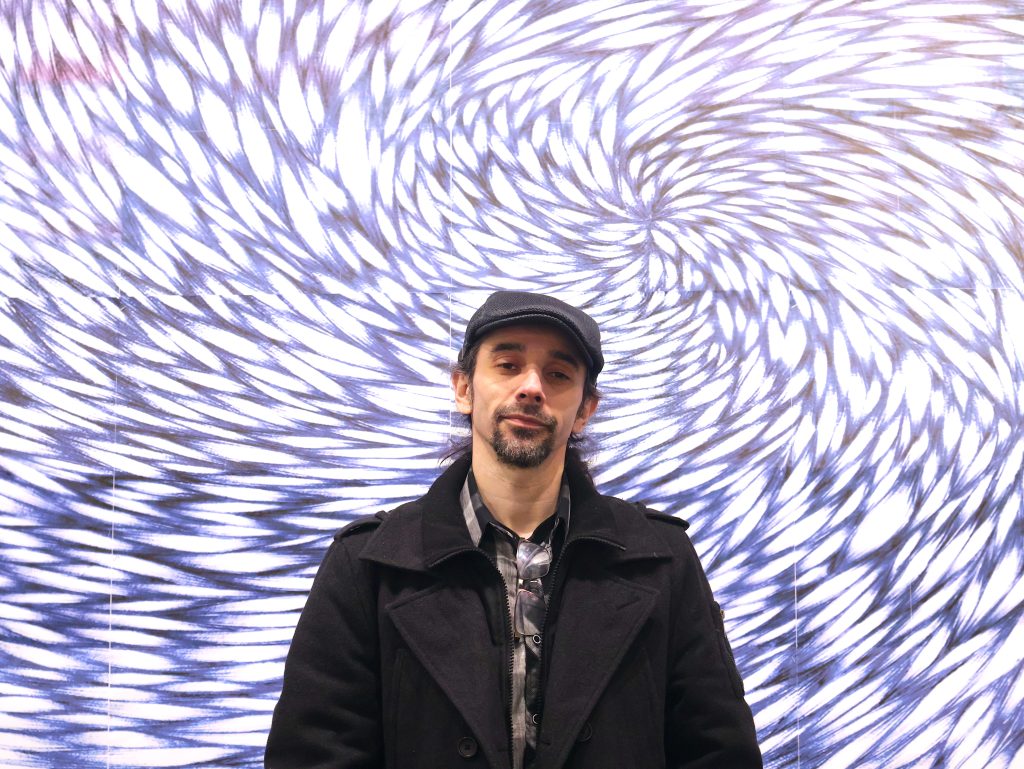 “De Trazos a la Piel”: exposición de Patricio Bocca en la Galería Nemesio Antúnez La Galería Nemesio Antúnez de la UMCE presenta “De Trazos a la Piel”, exposición del artista y exestudiante del Departamento de Artes Visuales de la Universidad, Patricio Bocca, que propone una reflexión en torno a la línea como gesto, recorrido y frontera.