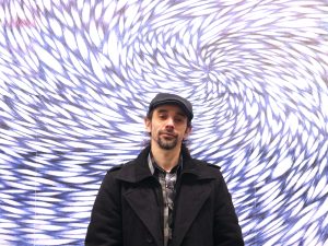 La Galería Nemesio Antúnez de la UMCE presenta “De Trazos a la Piel”, exposición del artista y exestudiante del Departamento de Artes Visuales de la Universidad, Patricio Bocca, que propone una reflexión en torno a la línea como gesto, recorrido y frontera.