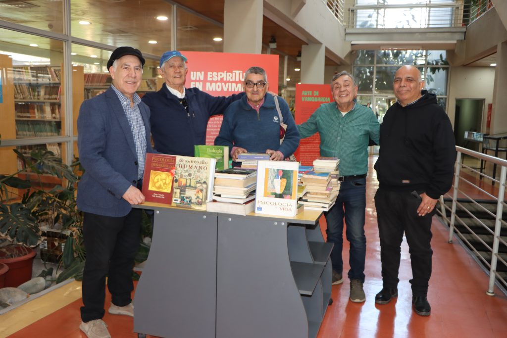 Corporación Jubilosas y Jubilosos de la UMCE dona libros a la Biblioteca para fortalecer el acceso al conocimiento IMG 3351