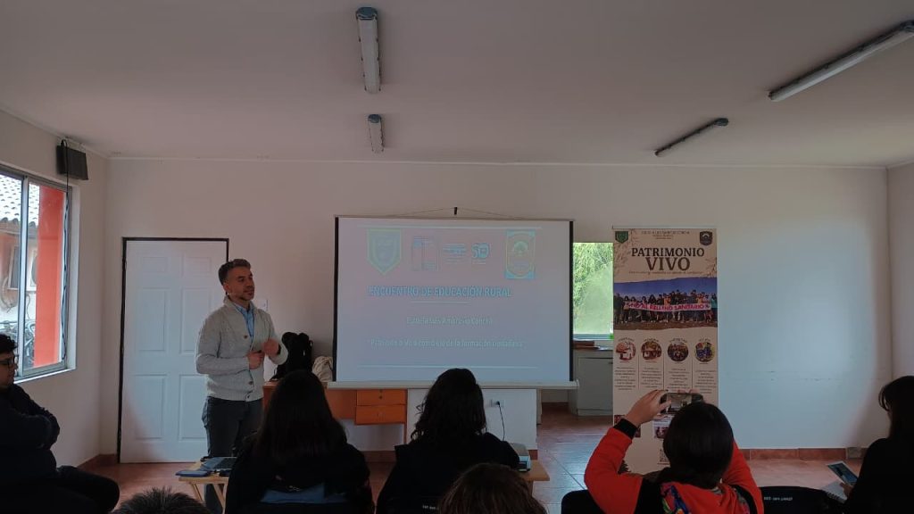 Facultad de Filosofía y Educación apoya en encuentro de escuelas rurales para fortalecer el patrimonio y la vinculación territorial en Yerbas Buenas UMCE — WhatsApp Image 2026 08 29 at 17.57.48 1