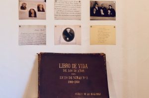 Durante todo el mes de septiembre estará abierta la exposición “Pupilas: Memorias escolares a la vista”, inaugurada el pasado 4 de septiembre en la Galería Nemesio Antúnez de la UMCE por la Rectora Solange Tenorio.