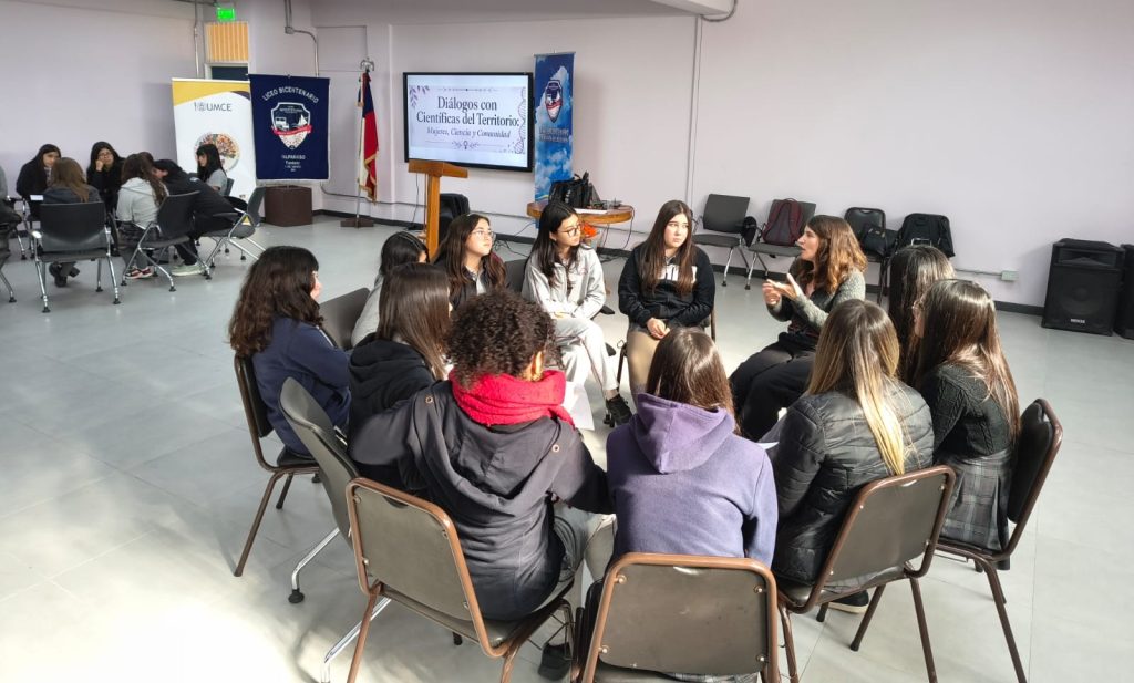 Mujeres que inspiran: estudiantes del Liceo Bicentenario Marítimo de Valparaíso dialogan con científicas Diálogos con científicas: estudiantes de Valparaíso conocen referentes femeninos en ciencia