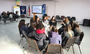 Diálogos con científicas: estudiantes de Valparaíso conocen referentes femeninos en ciencia