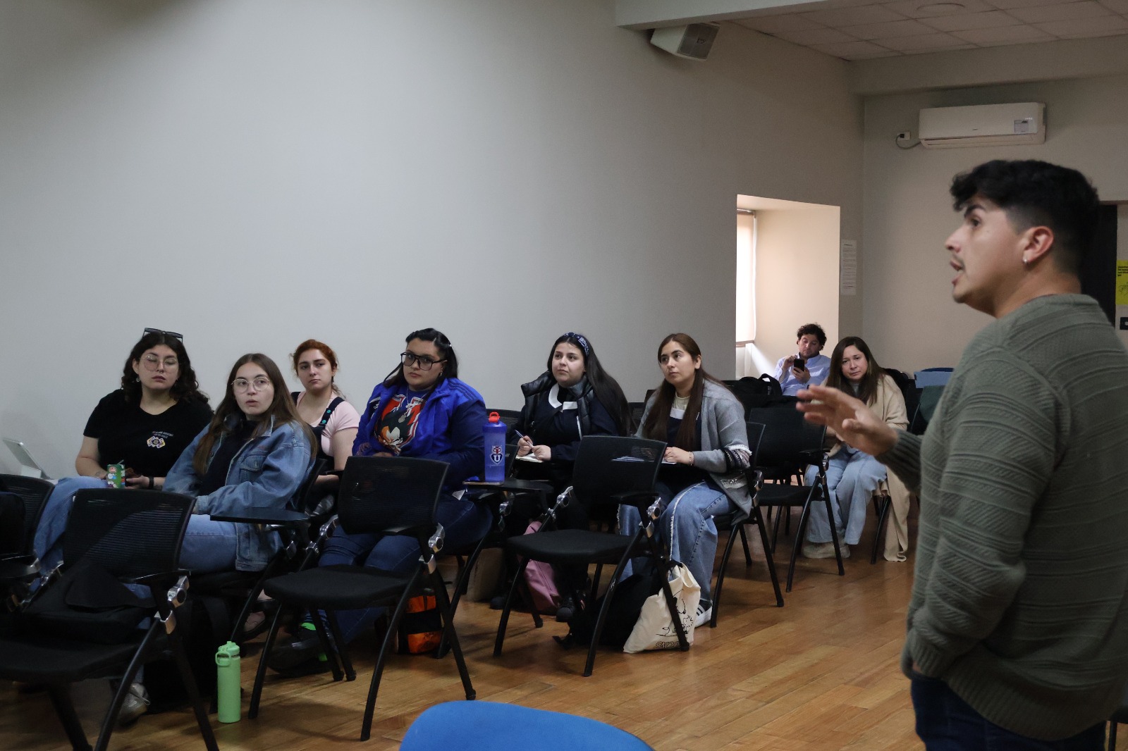 iniciativa, impulsada por la Oficina de Egresados, Egresadas y Empleadores, entrega herramientas para enfrentar la búsqueda del primer empleo, preparar antecedentes profesionales y conocer aspectos contractuales del ejercicio docente. El programa contempla nuevas actividades para otras carreras y una instancia virtual de ofertas laborales durante noviembre.