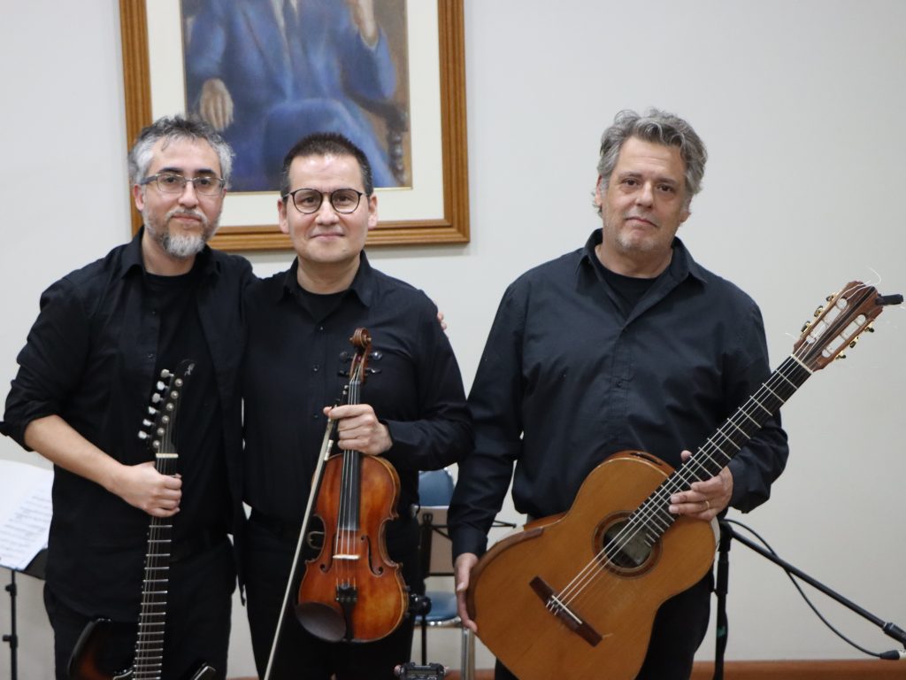 Alter Guitar Dúo lanza “Trazo”, un disco homenaje a la identidad y a los compositores de Chile UMCE — trazo